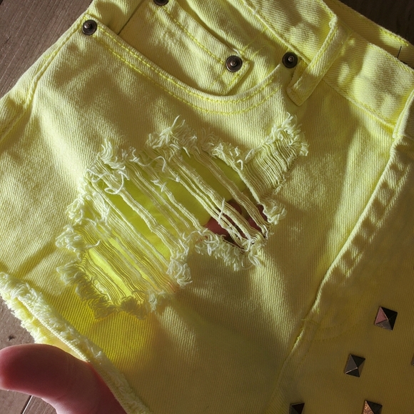 Forever 21 Bright Yellow Studded Distressed Jean Shorts Bootie Shorts Size 26 - Picture 9 of 16